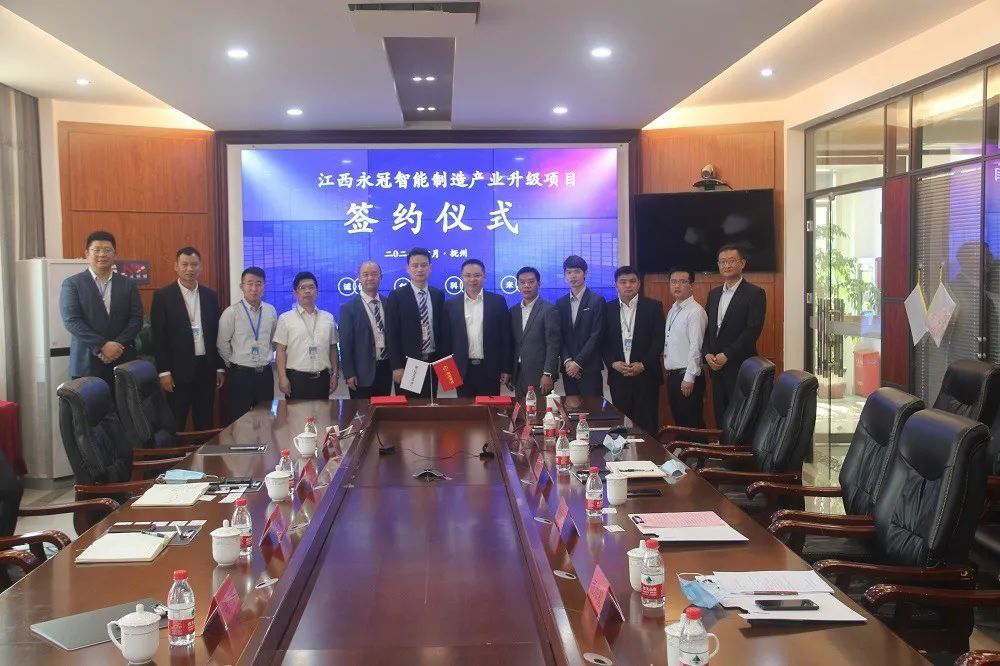 云顶国际签约合影留念